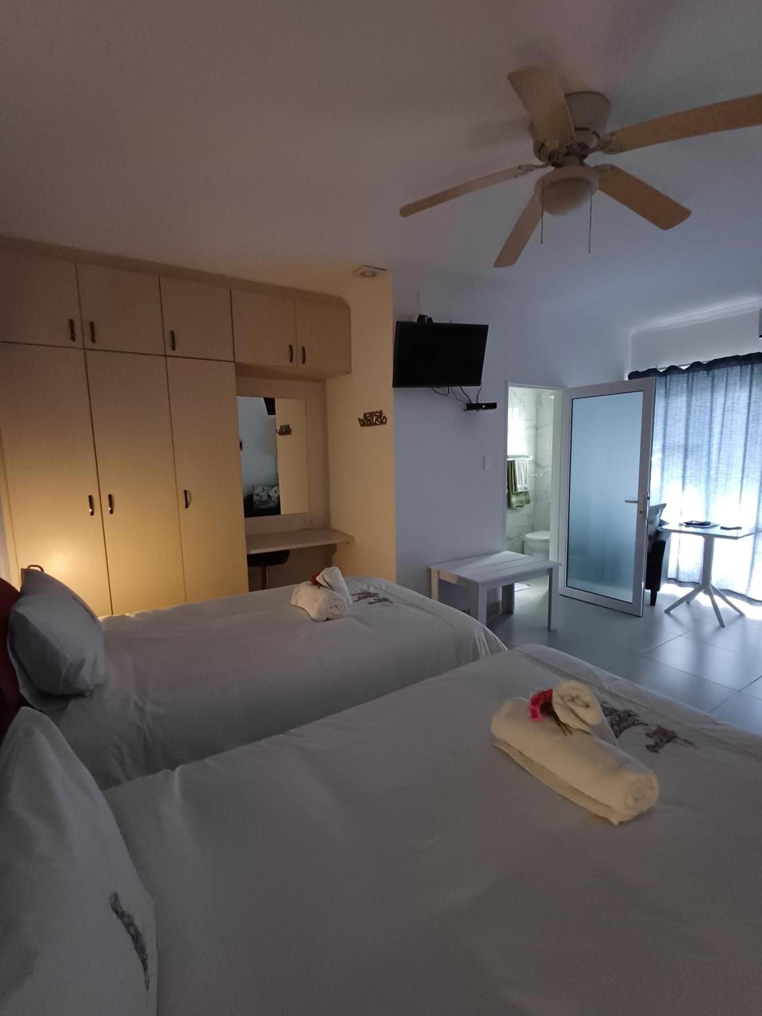 Capbon Guesthouse ウィントフーク エクステリア 写真