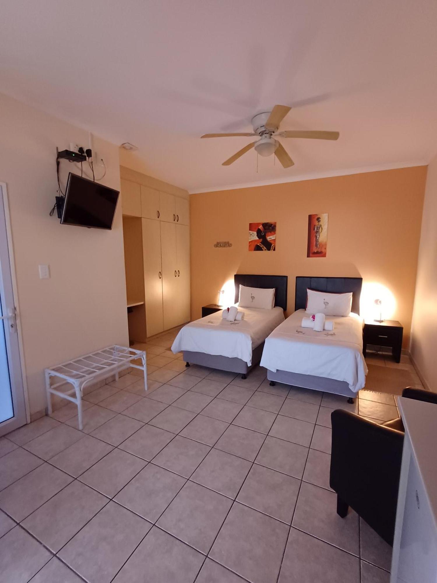 Capbon Guesthouse ウィントフーク エクステリア 写真