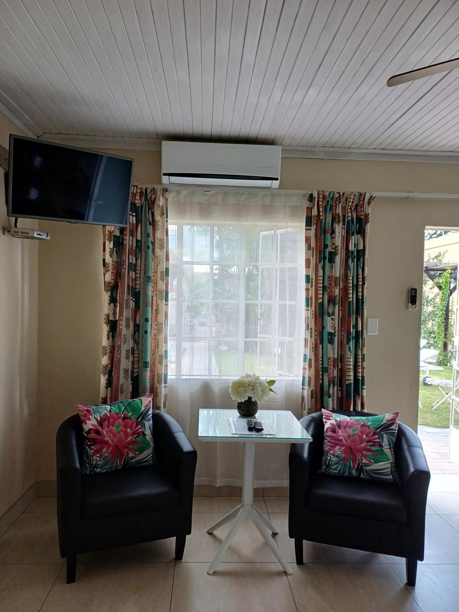Capbon Guesthouse ウィントフーク エクステリア 写真